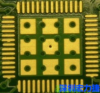 这个通孔的设计勉强可以接受，只剩下正中间一个通孔没有塞孔，而且孔径也变小了。
