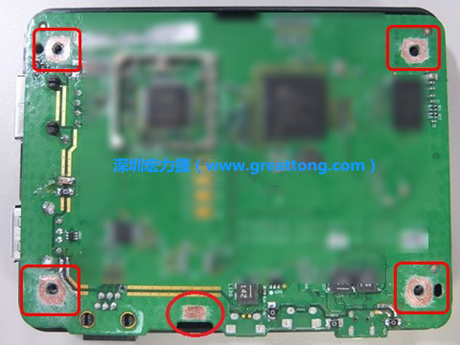 手动去绿漆。使用传统的刀片去除绿漆后的效果。
