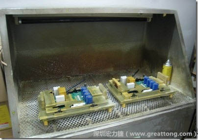 使用喷涂(Spraying)方式作业conformal coating时，需设备抽真空的设备，否则喷涂的物质会飘散到空气当中，影响人体的健康。