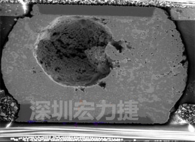 锡球气泡大到足以影响到焊接的品质，下图是锡球切片后的剖面，可以很明显看到气泡已经有锡球的 1/3 大了