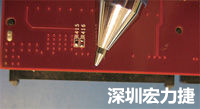 连接器边缘稍突出于电路板的边缘。