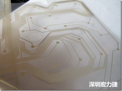 下面第二个图则是另一片也有着按键线路的PTF，当上、下两面PTF的按键结点互相接触后就可以计算出是哪个按键被按下了?？墒堑卑醇挥邪聪率?，上下两片PTF的线路则是分开的，所以上图那片PTF的线路上面其实还另外覆盖了另一层透明的PET作为绝缘层，只露出了需要在键盘按下时才会碰触的接触点，因为这些材质使用的都是Polymer，所以才撑这样的技术为Polydome(聚合簧片)。