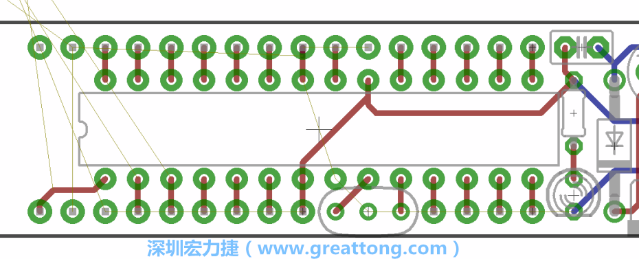 谐振器应摆放在ATmega微控制器的针脚8、9和10旁边，在共鸣器和微控制器中间的高频信号线应该要愈短愈好，此外，其它的信号线应该要远离这个区域且配置在谐振器的下方，这样做是为了防止不必要的无线电波干扰。