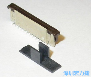 最后变更回塑胶盖子 (cap)，但改为夹外侧