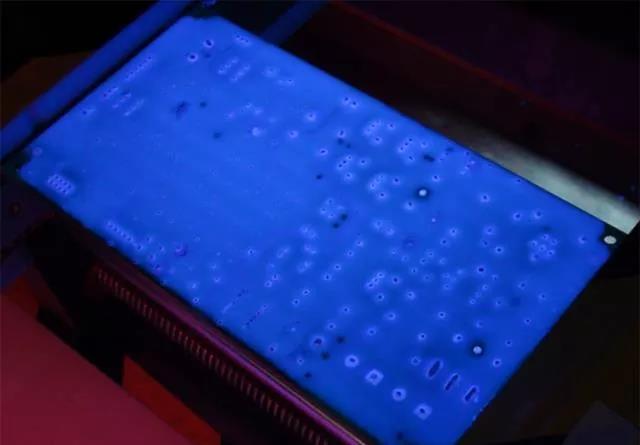 经过涂覆工艺后的PCB，在紫光灯下的拍摄效果，原来coating也可以这么美！