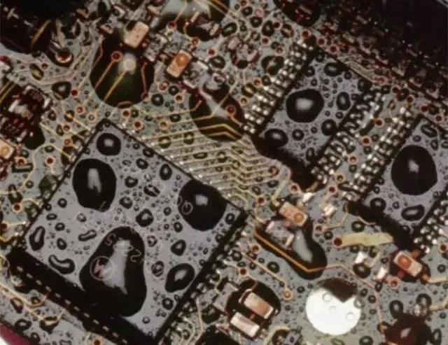 经过涂覆工艺后的PCB，在表面形成透明的?；つ?，能有效防止水珠和潮气侵入，避免漏电和短路。