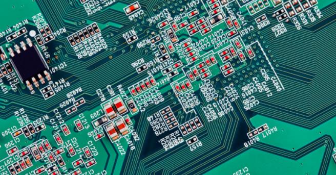 你能在这个复杂的PCB中找到垂直布线吗？反正我不能